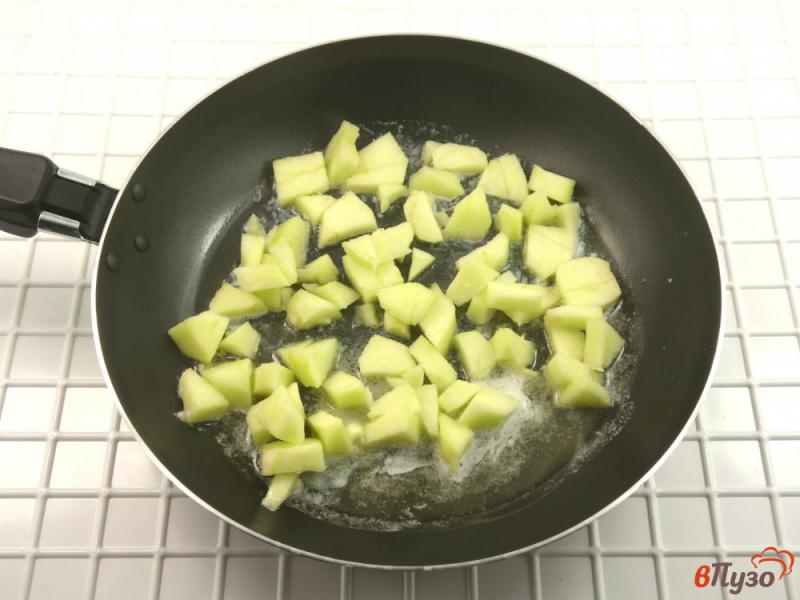 Фото приготовление рецепта: Каша из кус-куса с яблоками и изюмом шаг №5
