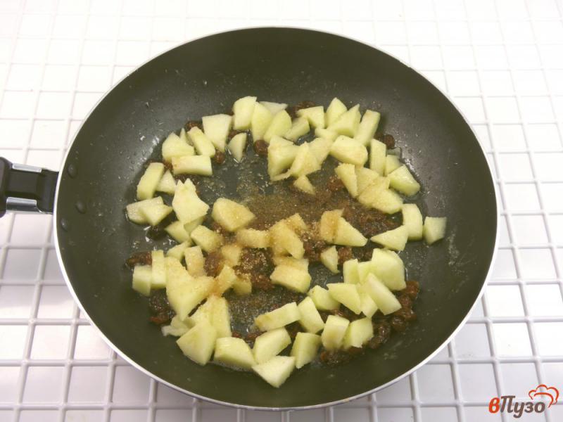 Фото приготовление рецепта: Каша из кус-куса с яблоками и изюмом шаг №7