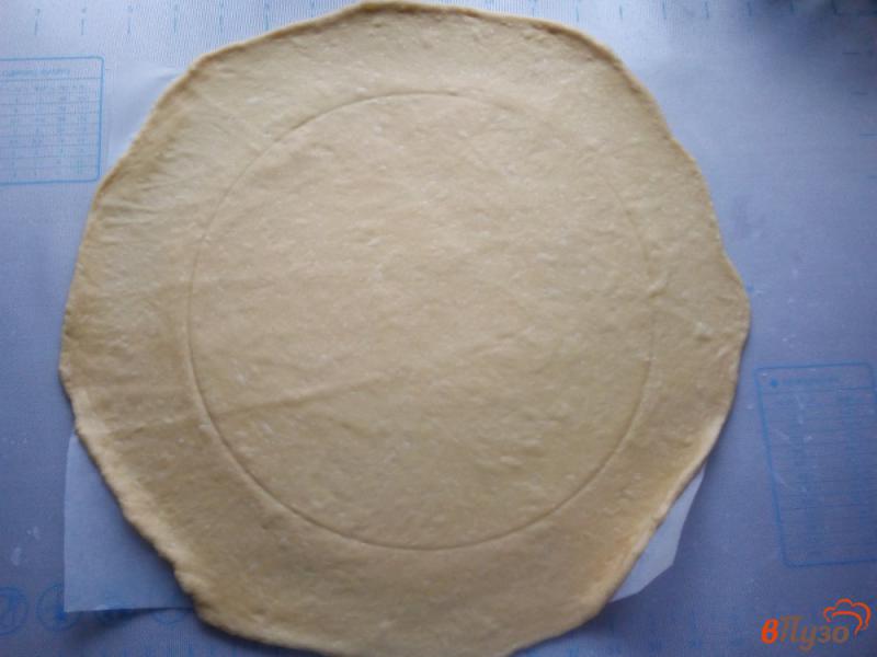 Фото приготовление рецепта: Пицца с сыром и колбасой шаг №6