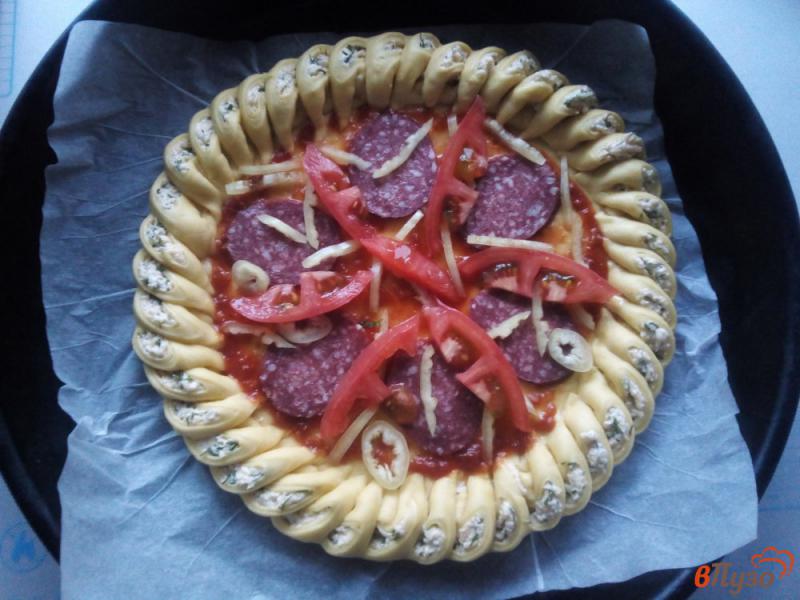 Фото приготовление рецепта: Пицца с сыром и колбасой шаг №11