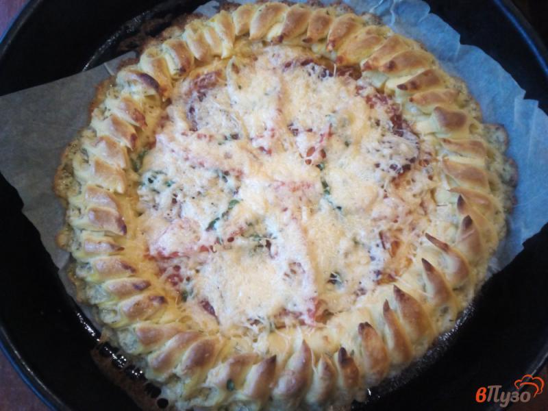 Фото приготовление рецепта: Пицца с сыром и колбасой шаг №12