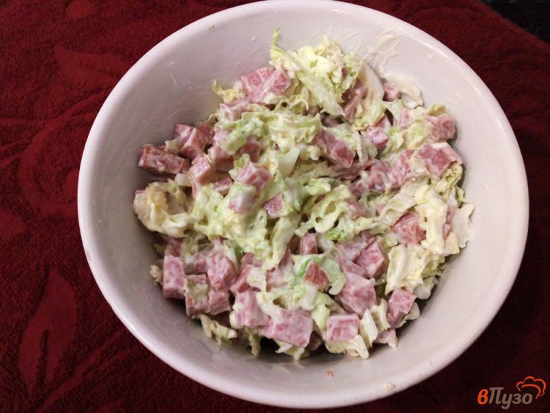 Фото приготовление рецепта: Капустный салат с домашними сухариками и колбасой шаг №4