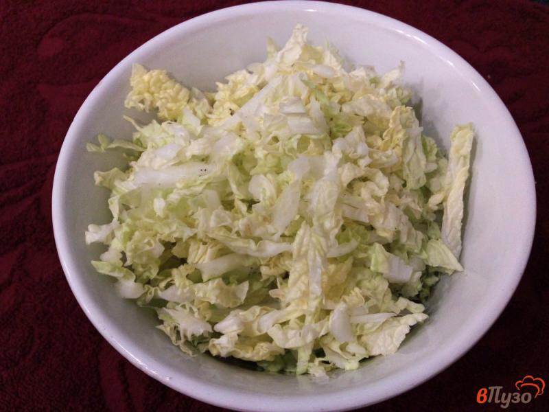 Фото приготовление рецепта: Капустный салат с домашними сухариками и колбасой шаг №3