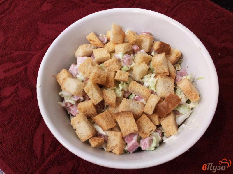Фото приготовление рецепта: Капустный салат с домашними сухариками и колбасой шаг №5