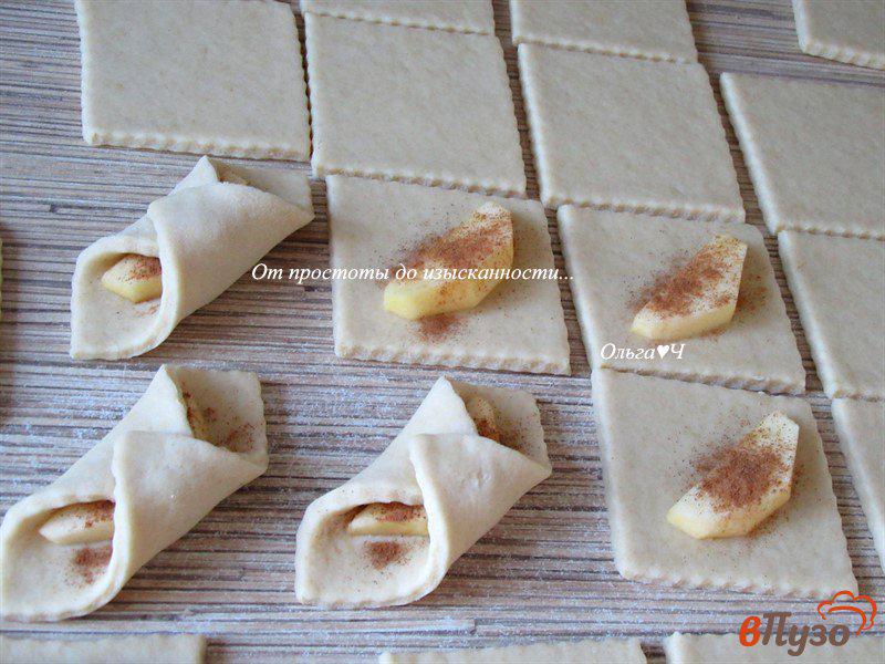 Фото приготовление рецепта: Цельнозерновые творожные платочки с яблоками и корицей шаг №5