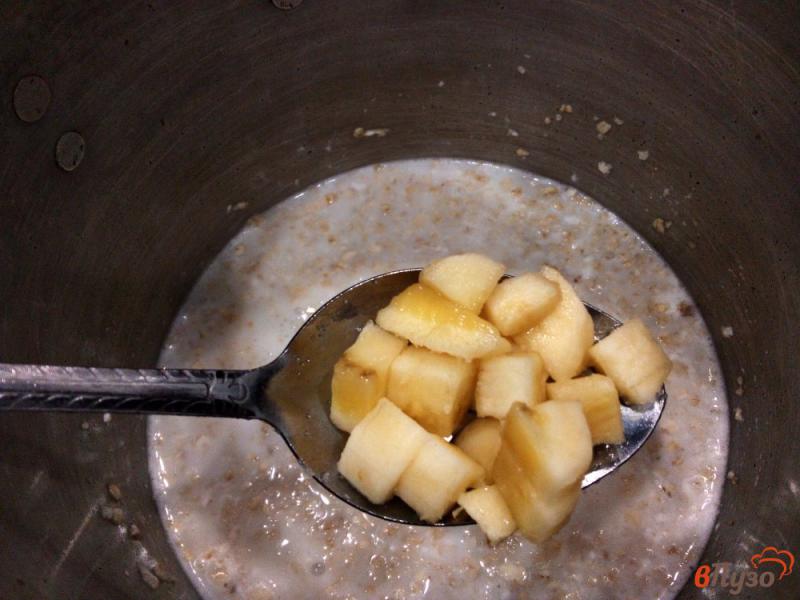 Фото приготовление рецепта: Овсяная каша с маргарином и бананом шаг №3