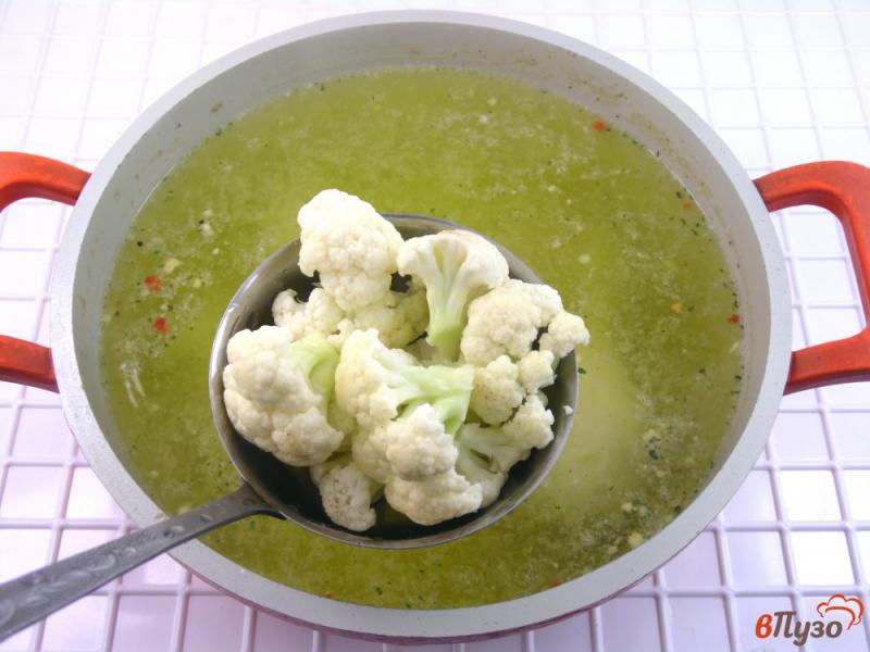 Фото приготовление рецепта: Суп куриный с кус-кусом и цветной капустой шаг №3