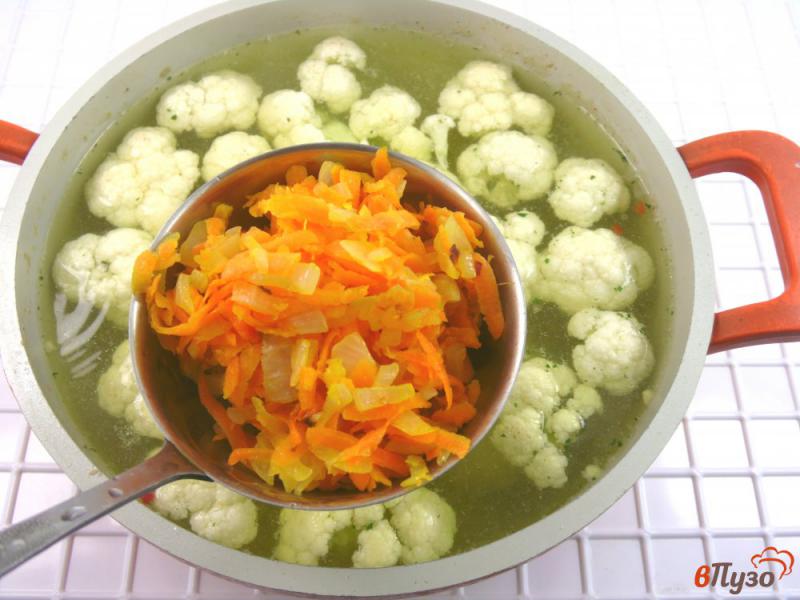 Фото приготовление рецепта: Суп куриный с кус-кусом и цветной капустой шаг №5