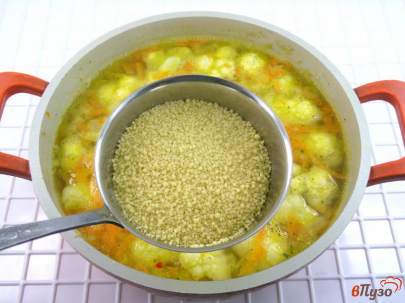 Фото приготовление рецепта: Суп куриный с кус-кусом и цветной капустой шаг №6