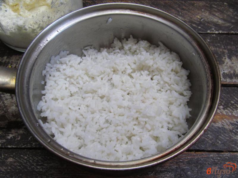 Фото приготовление рецепта: Творожная запеканка с рисом и сухофруктами. шаг №2