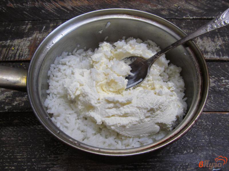 Фото приготовление рецепта: Творожная запеканка с рисом и сухофруктами. шаг №3