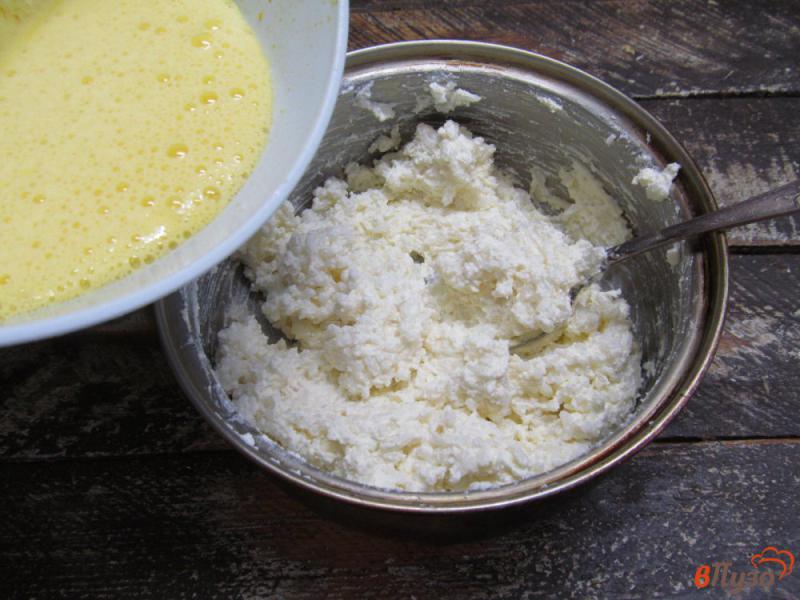 Фото приготовление рецепта: Творожная запеканка с рисом и сухофруктами. шаг №6