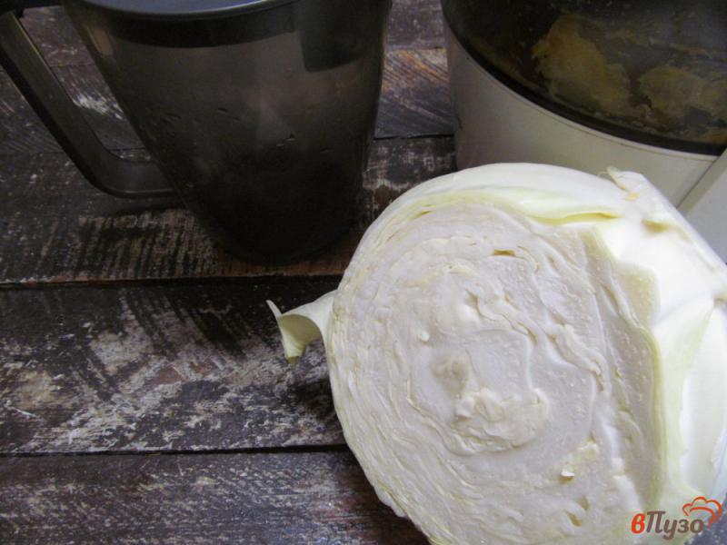 Фото приготовление рецепта: Сок из белокочанной капусты с куркумой шаг №1