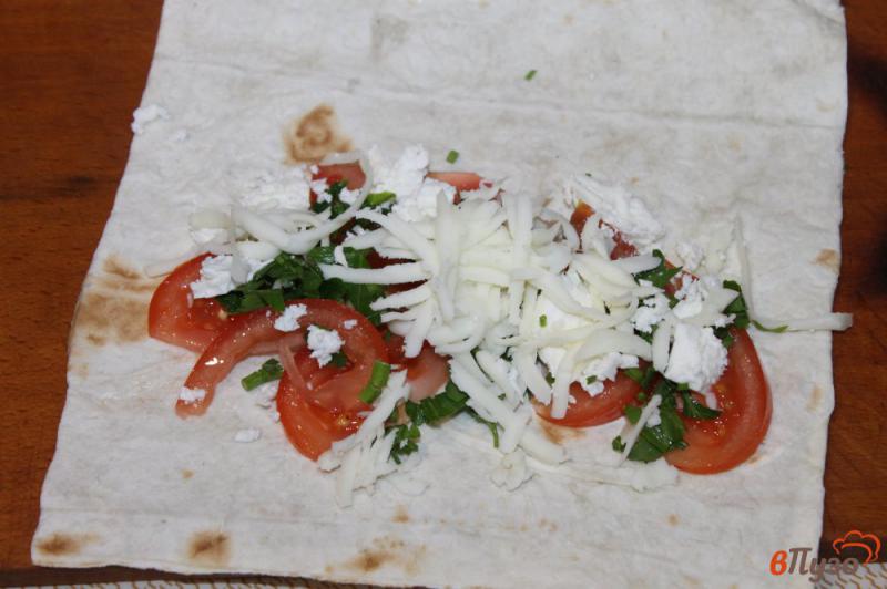 Фото приготовление рецепта: Лаваш с моцареллой и томатами шаг №4