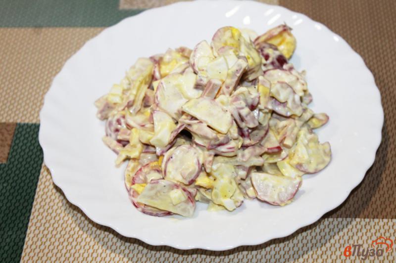 Фото приготовление рецепта: Салат из редиса с яйцами и колбасой шаг №6