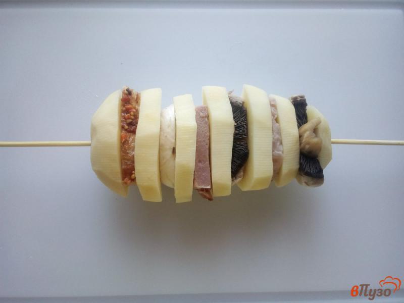 Фото приготовление рецепта: Гармошка из картофеля с грибами и балыком шаг №3