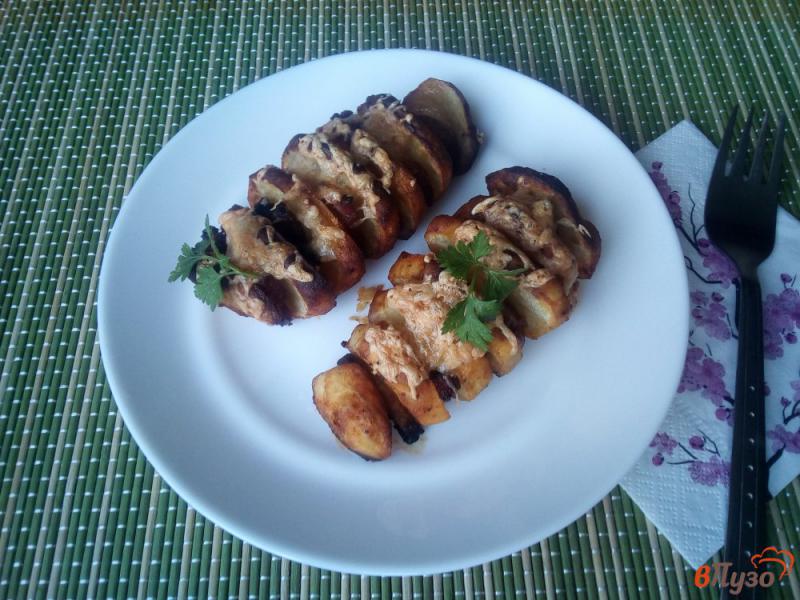 Фото приготовление рецепта: Гармошка из картофеля с грибами и балыком шаг №7