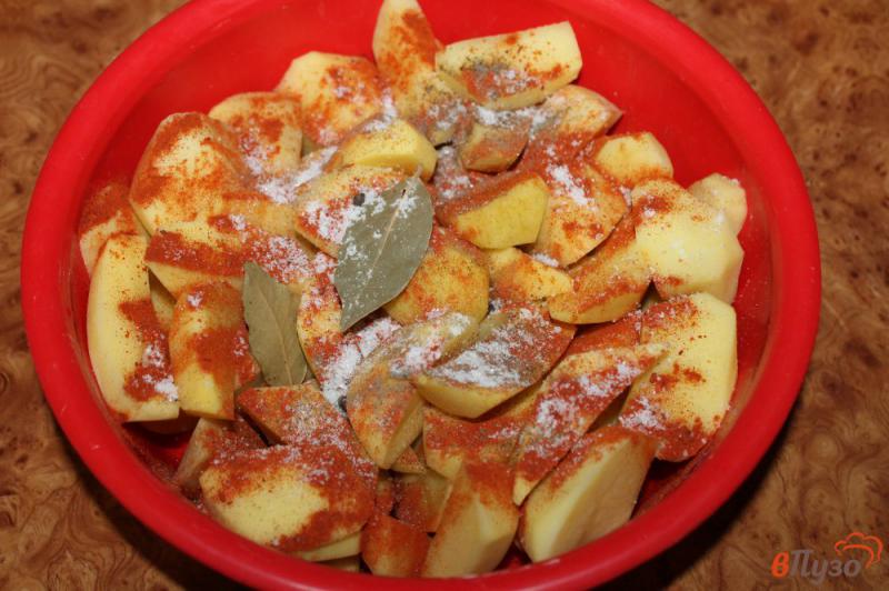 Фото приготовление рецепта: Картофель дольками с паприкой в рукаве шаг №2