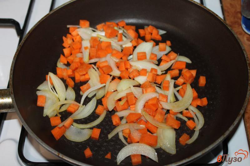 Фото приготовление рецепта: Тушеная скумбрия с луком и морковью шаг №3