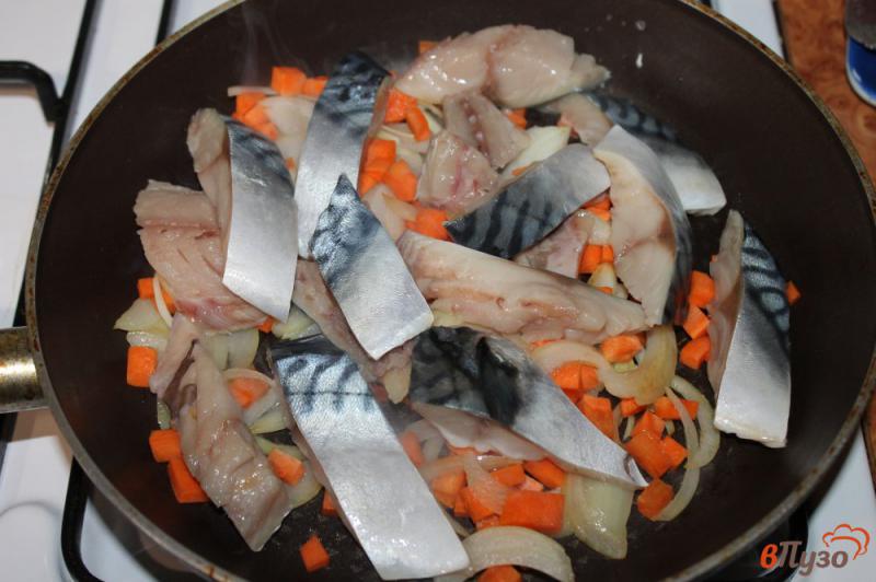Фото приготовление рецепта: Тушеная скумбрия с луком и морковью шаг №4