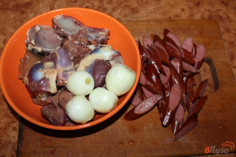 Фото приготовление рецепта: Тушеные субпродукты с копчеными сосисками шаг №1