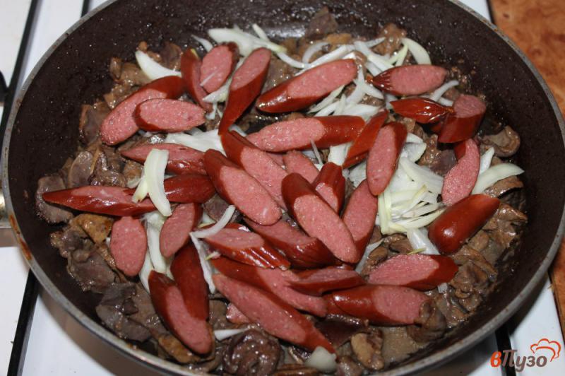 Фото приготовление рецепта: Тушеные субпродукты с копчеными сосисками шаг №4