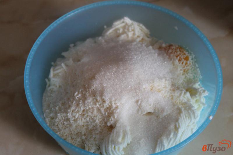 Фото приготовление рецепта: Сырники с кокосовой стружкой шаг №3