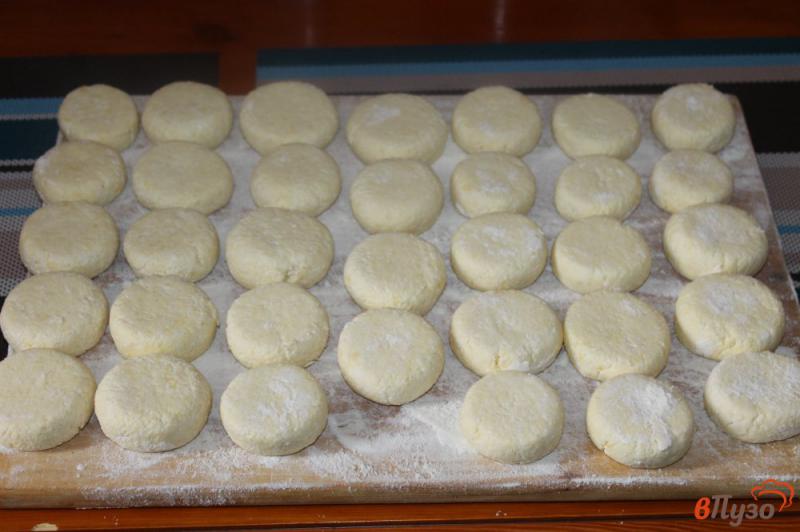 Фото приготовление рецепта: Сырники с кокосовой стружкой шаг №5