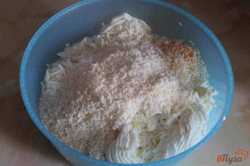 Фото приготовление рецепта: Сырники с кокосовой стружкой шаг №2