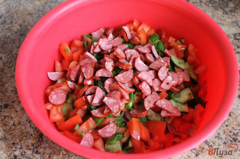 Фото приготовление рецепта: Салат «домашний» с копчеными сосисками и яйцом шаг №4