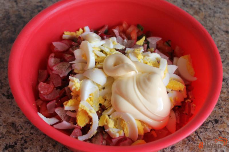 Фото приготовление рецепта: Салат «домашний» с копчеными сосисками и яйцом шаг №6