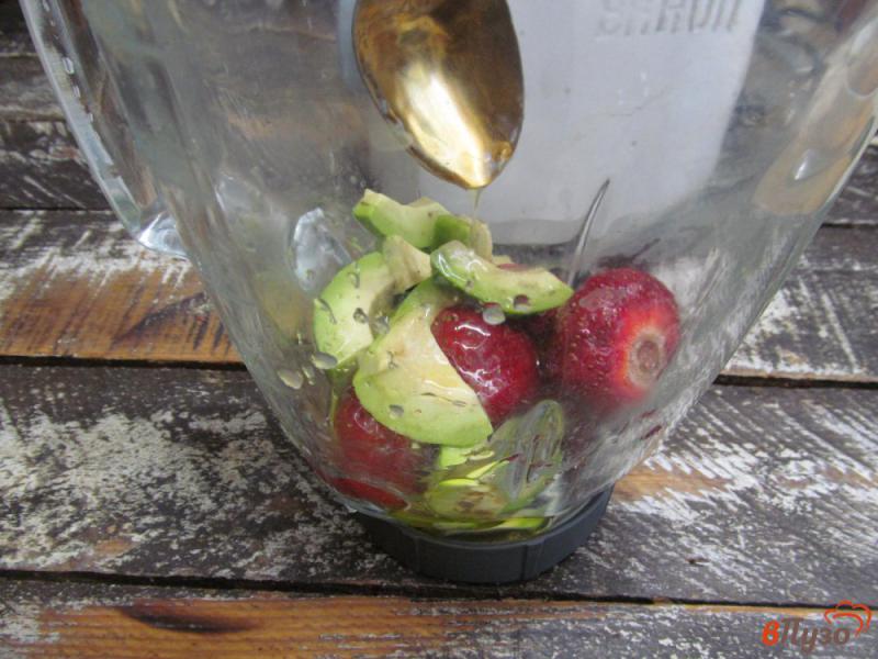Фото приготовление рецепта: Смузи из авокадо с клубникой шаг №2