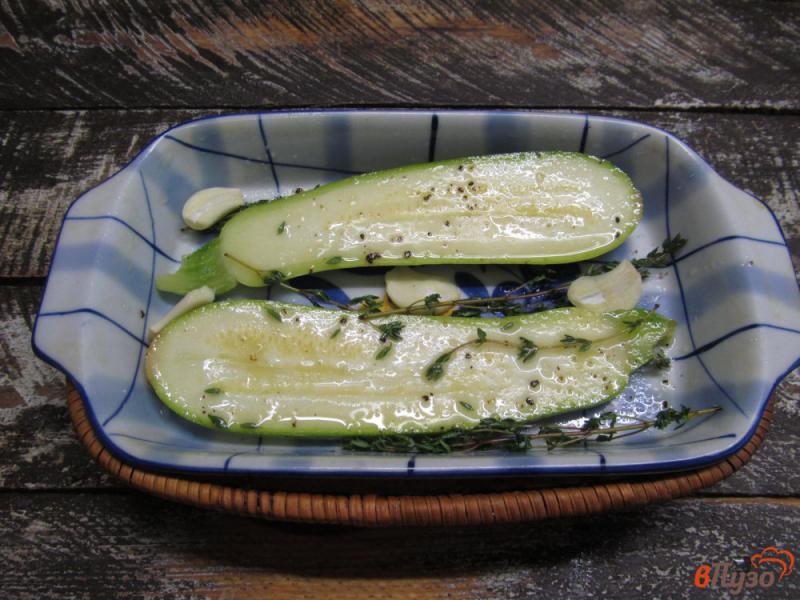 Фото приготовление рецепта: Запеченные «языки» кабачка с помидором и сыром шаг №3