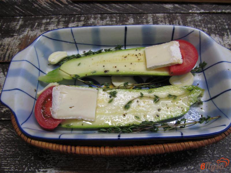 Фото приготовление рецепта: Запеченные «языки» кабачка с помидором и сыром шаг №4