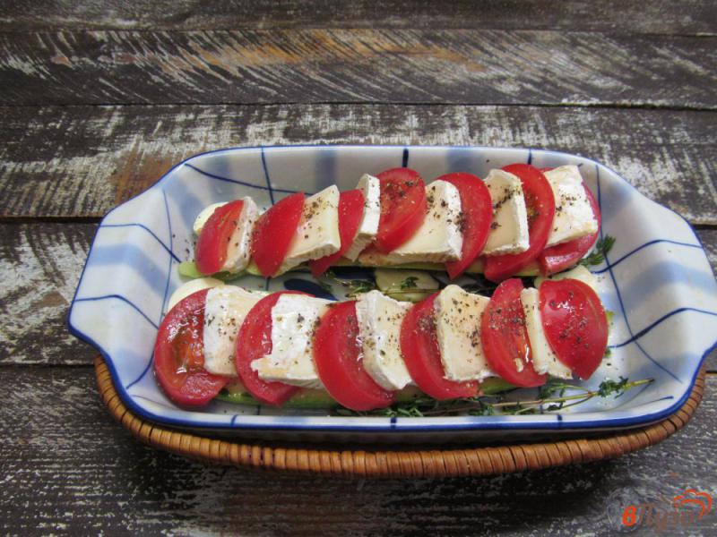 Фото приготовление рецепта: Запеченные «языки» кабачка с помидором и сыром шаг №5
