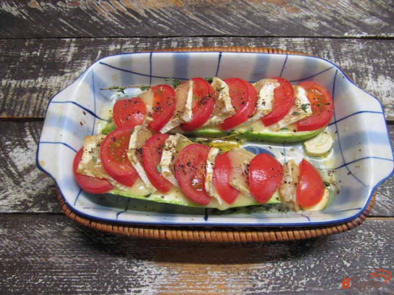 Фото приготовление рецепта: Запеченные «языки» кабачка с помидором и сыром шаг №6