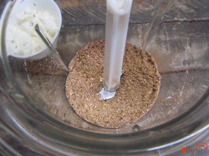 Фото приготовление рецепта: Творожные трюфели в арахисовой панировке шаг №3