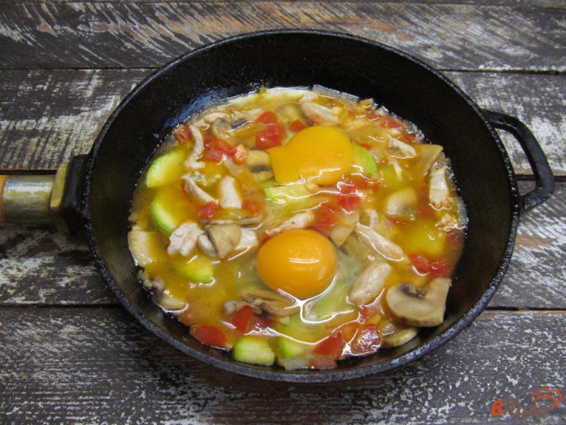 Фото приготовление рецепта: Весенняя яичница с овощами и индейкой шаг №5