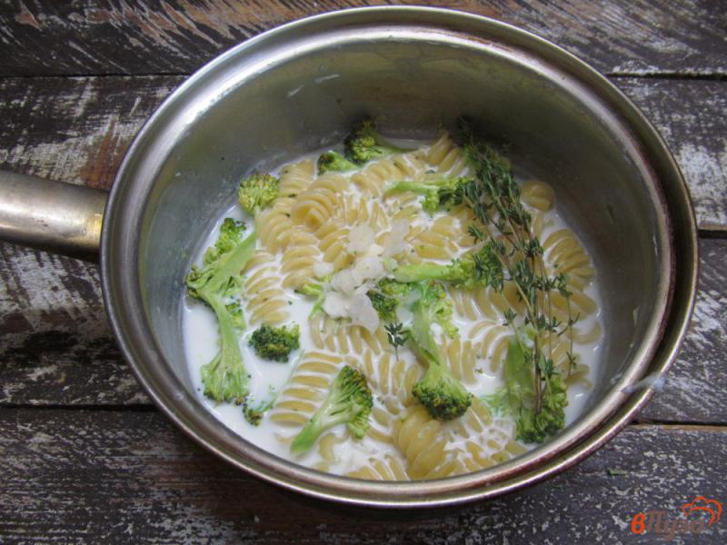Фото приготовление рецепта: Паста с брокколи в сырном соусе шаг №4