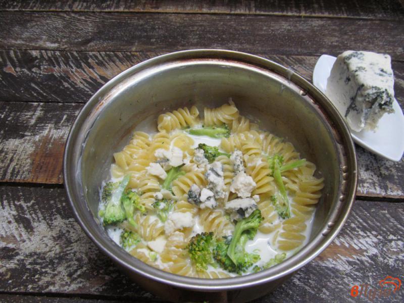 Фото приготовление рецепта: Паста с брокколи в сырном соусе шаг №5
