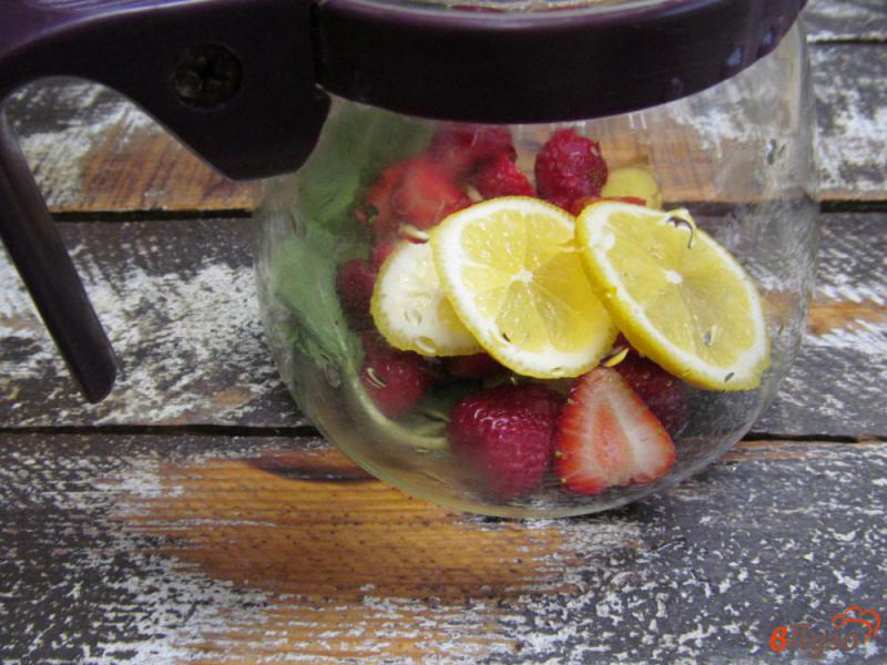 Фото приготовление рецепта: Имбирный чай с клубникой и мятой шаг №3