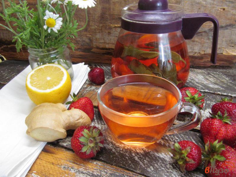Фото приготовление рецепта: Имбирный чай с клубникой и мятой шаг №5