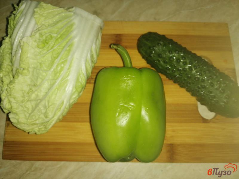 Фото приготовление рецепта: Зеленый овощной салат с заправкой из малинового уксуса шаг №1