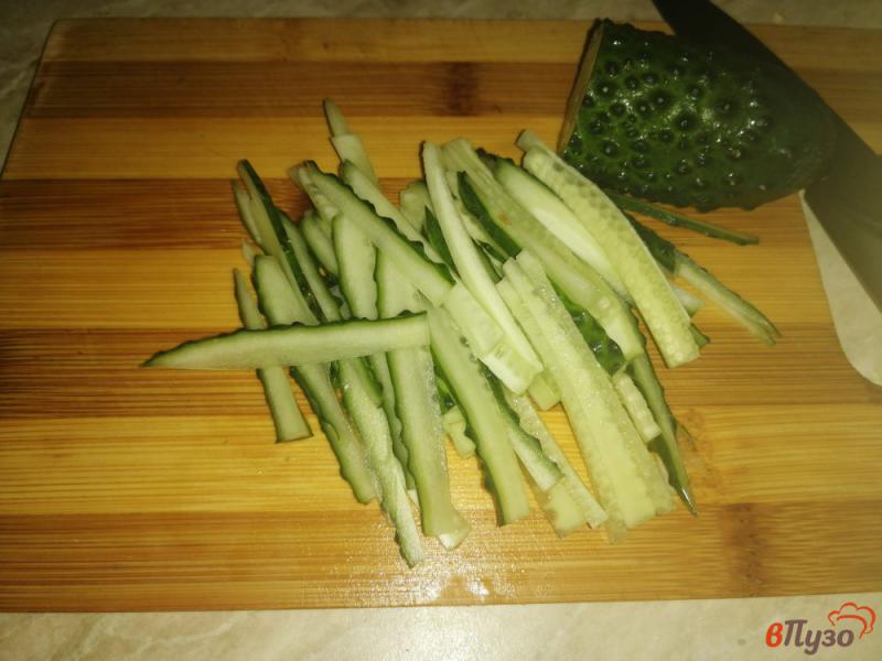 Фото приготовление рецепта: Зеленый овощной салат с заправкой из малинового уксуса шаг №4