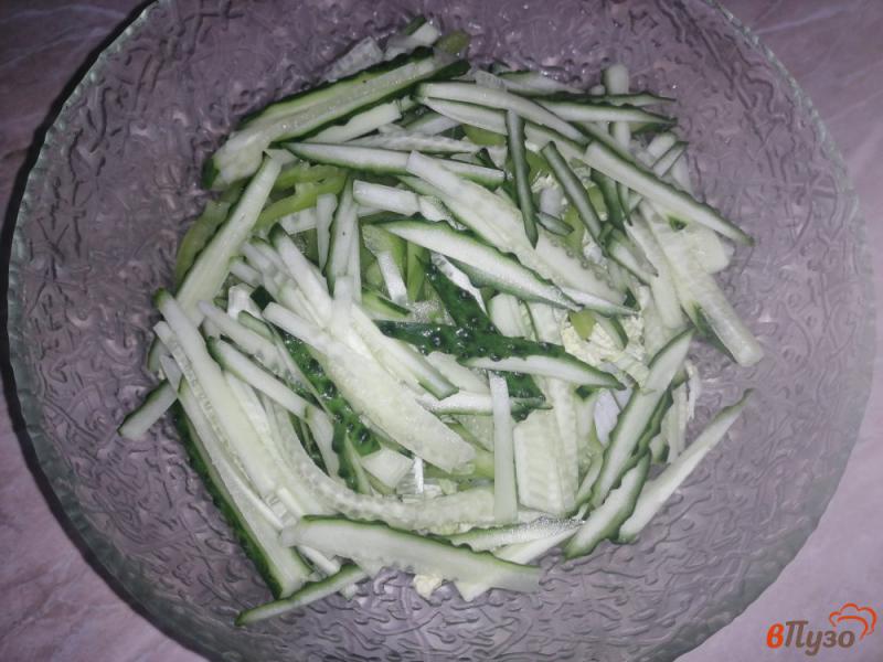 Фото приготовление рецепта: Зеленый овощной салат с заправкой из малинового уксуса шаг №5