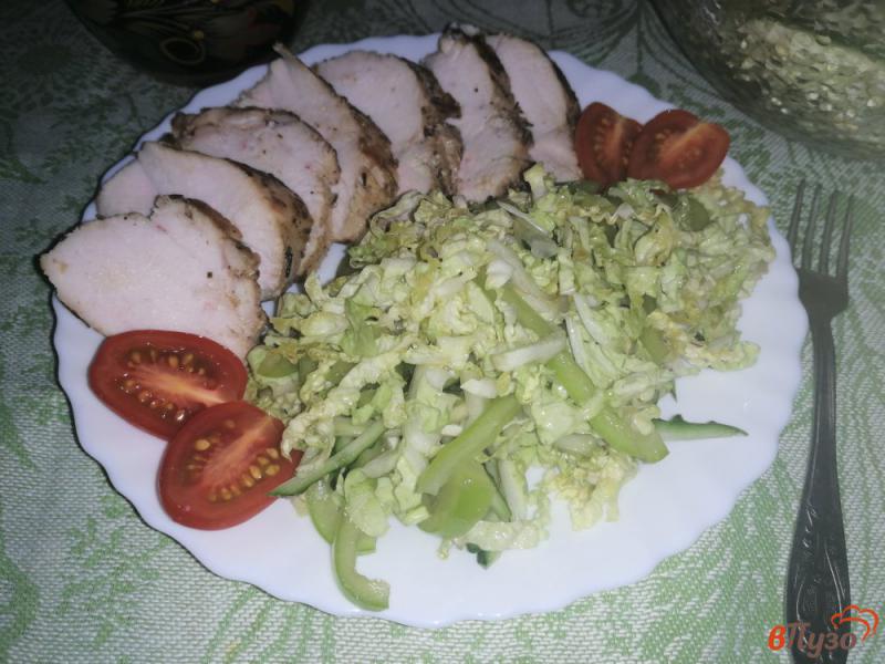 Фото приготовление рецепта: Зеленый овощной салат с заправкой из малинового уксуса шаг №9