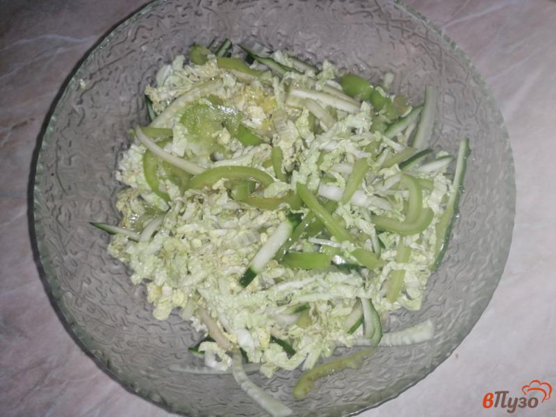 Фото приготовление рецепта: Зеленый овощной салат с заправкой из малинового уксуса шаг №8