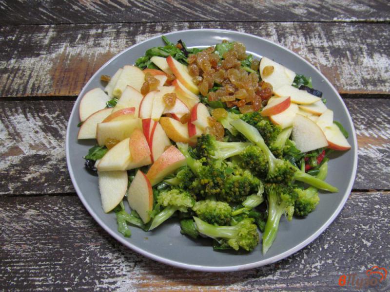 Фото приготовление рецепта: Салат из брокколи с яблоком и изюмом шаг №4
