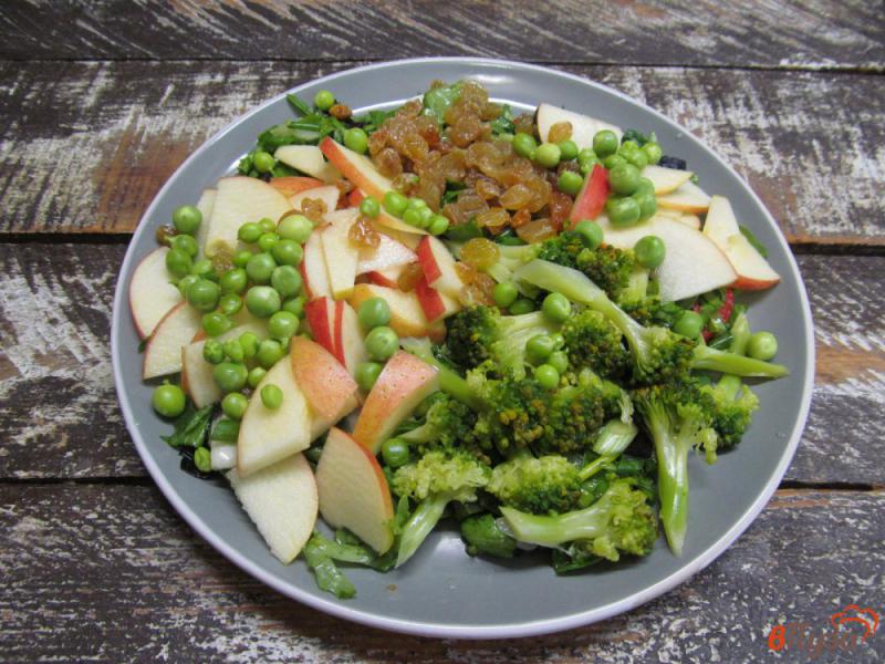 Фото приготовление рецепта: Салат из брокколи с яблоком и изюмом шаг №5