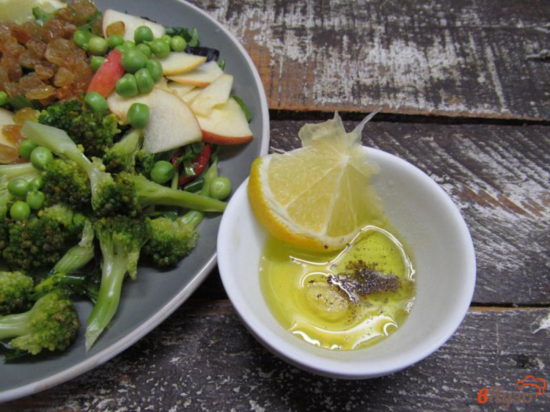 Фото приготовление рецепта: Салат из брокколи с яблоком и изюмом шаг №6